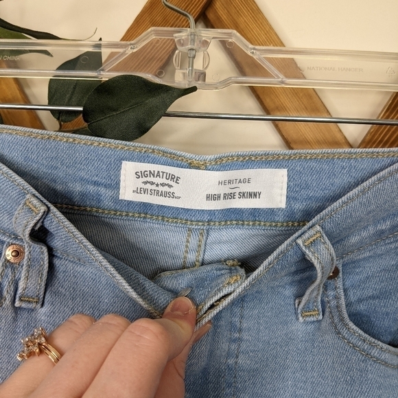 Levi's Heritage Signature Light Wash High Rise Skinny Jeans - Picture 5 of 9